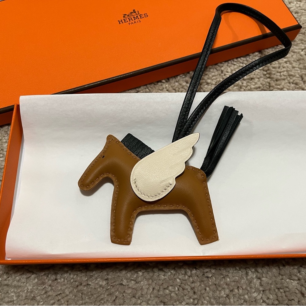 Hermes Rodeo Pegase PM Charm, color chai